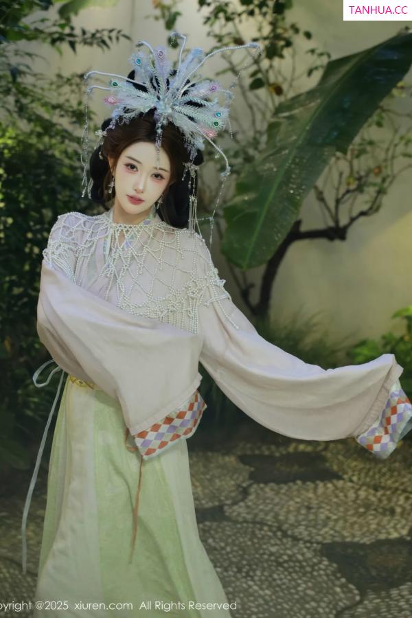   [XiuRen]高清写真图 2025.09.05 No.10736 梨霜儿 浅色古装第13张图片